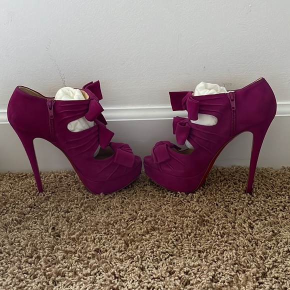 Louboutin open toe bow tie purple velvet heels - Picture 3 of 3